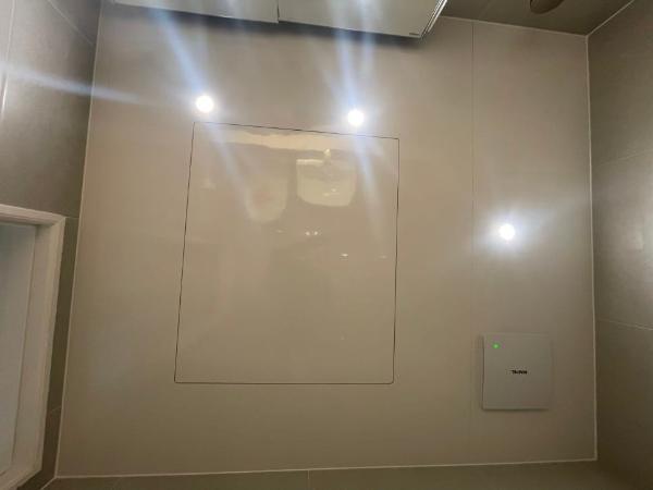 화이트 타일 인테리어 시공 사진 · 화이트 톤의 300x600 타일