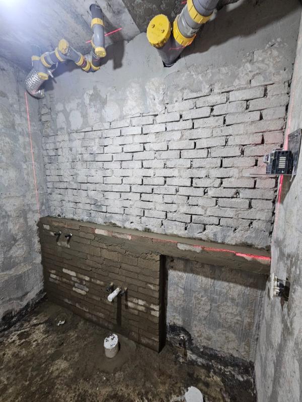 그레이 인테리어 시공 사진 · 300x600 사이즈의 그레이 톤 타일