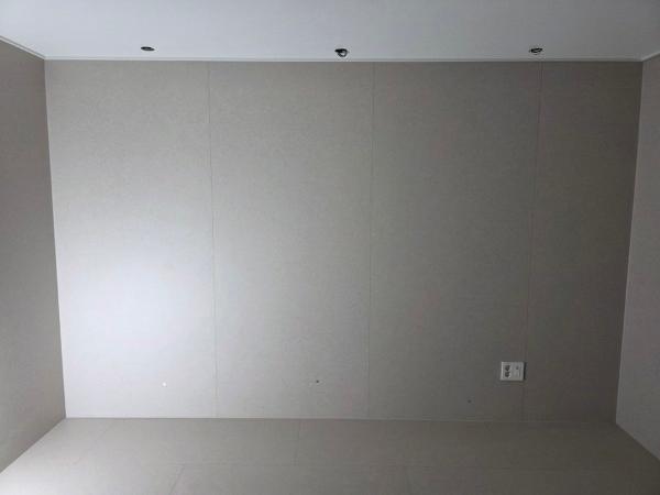 그린·세이지 마루 인테리어 시공 사진 · 동화마루 시그니월 포틀랜드스틸 (1010*2450)