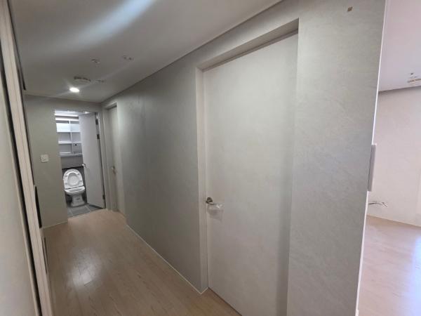 슬레이트 도배 인테리어 시공 사진 · 동화자연마루 시그니월 슬레이트모티브