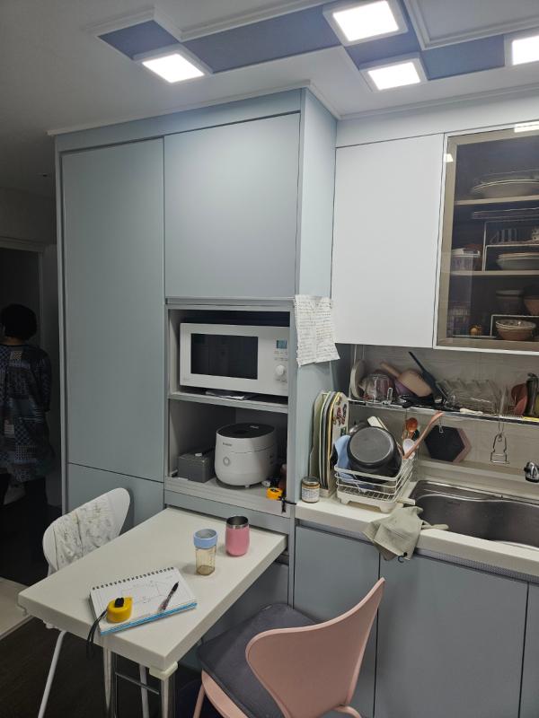 퓨어화이트 주방상판 인테리어 시공 사진 · LG 오로라 블랑 12T