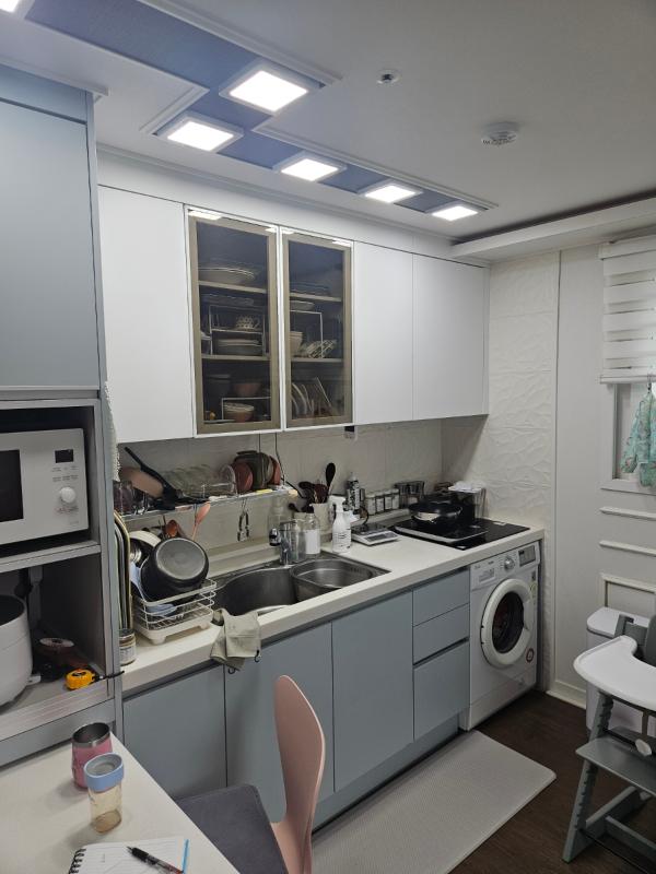 퓨어화이트 주방상판 인테리어 시공 사진 · LG 오로라 블랑 12T