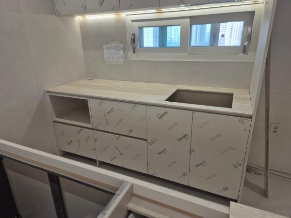 베이지 주방상판 인테리어 시공 사진 · 세라믹 트라버틴 화이트