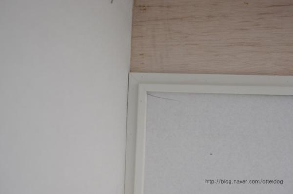 다크 우드 몰딩·걸레받이 인테리어 시공 사진 · 체리색 액자몰딩