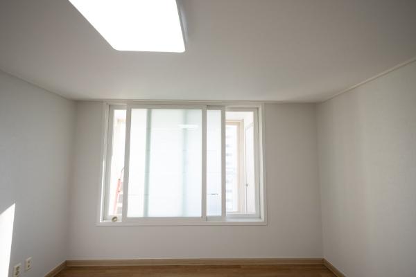 그레이 도배 인테리어 시공 사진 · 개나리 로하스 매트회벽 퓨어그레이 (87456-2)