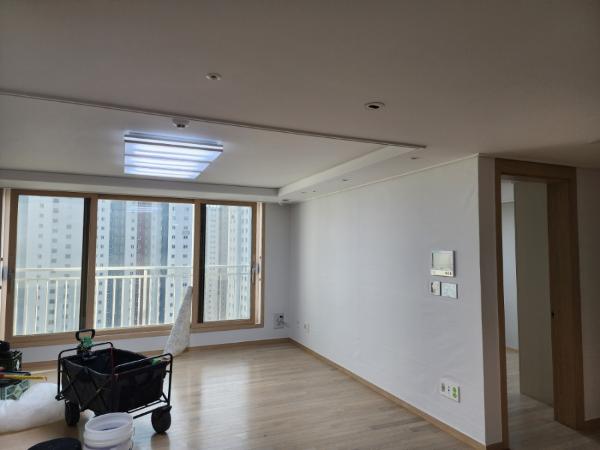 화이트 도배 인테리어 시공 사진 · LX Z:IN 베스트(베스띠) 내추럴 페인팅 화이트 (82483-01)