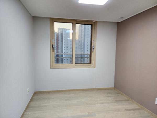 화이트 도배 인테리어 시공 사진 · 15102-5(베이지)
