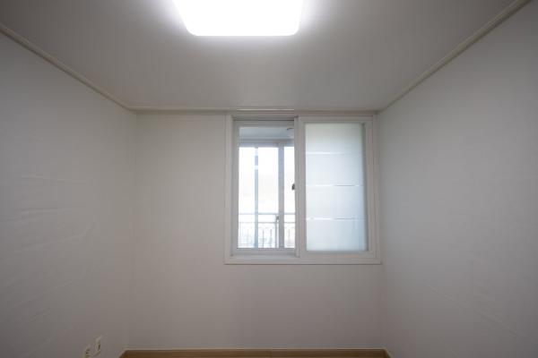 그레이 도배 인테리어 시공 사진 · 개나리 로하스 매트회벽 퓨어그레이 (87456-2)