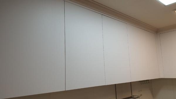 내추럴 우드 필름 인테리어 시공 사진 · LX Z:IN 인테리어필름 화이트 페인트 오크 (ES106)
