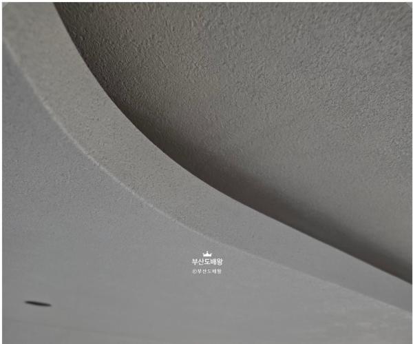크림·아이보리 도배 인테리어 시공 사진 · LX Z:IN 디아망 회벽/크림 화이트 (PR002-12)
