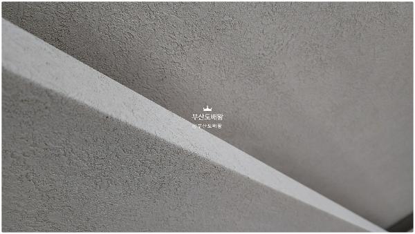 샌드베이지·오트밀 인테리어 시공 사진 · LX Z:IN 디아망 리얼 회벽/샌드 아이보리 (PR034-02)