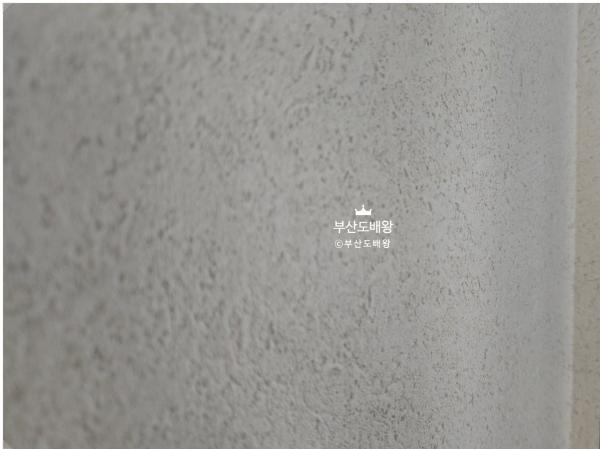 크림·아이보리 도배 인테리어 시공 사진 · LX Z:IN 디아망 회벽/크림 화이트 (PR002-12)