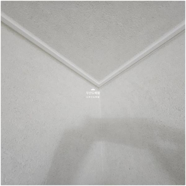 화이트 도배 인테리어 시공 사진 · LX Z:IN 디아망 회벽/화이트 (PR002-01)