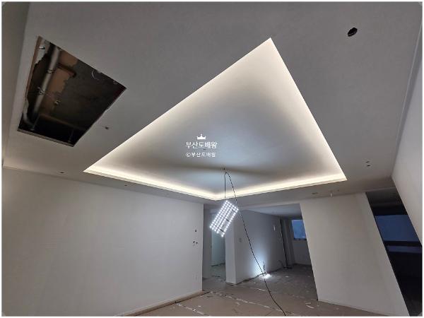 크림·아이보리 도배 인테리어 시공 사진 · LX Z:IN 베스트(베스띠) 디아 회벽/크림화이트 (82601-05)