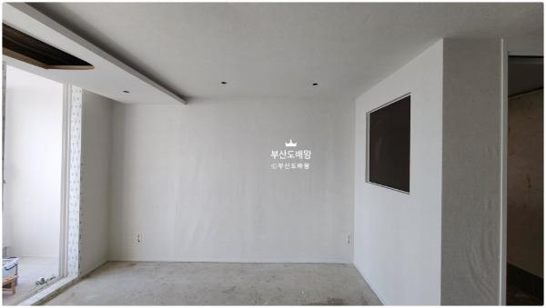 화이트 도배 인테리어 시공 사진 · LX Z:IN 디아망 회벽/화이트 (PR002-01)