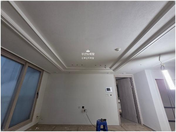 테라코타·클레이 도배 인테리어 시공 사진 · 개나리 로하스 클레이회벽 화이트 도브 87476-2