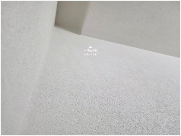 크림·아이보리 도배 인테리어 시공 사진 · LX Z:IN 디아망 회벽 크림화이트 (PR002-12)