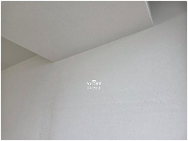 샌드베이지·오트밀 도배 인테리어 시공 사진 · 파사드월가드 샌디멘트 베이지 W2208-5