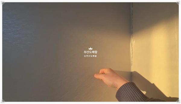 화이트 도배 인테리어 시공 사진 · LX Z:IN 디아망 회벽 화이트 (PR002-01)