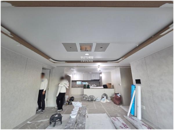화이트 도배 인테리어 시공 사진 · LX Z:IN 디아망 회벽 화이트 (PR002-01)