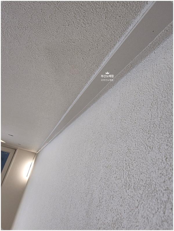 크림·아이보리 도배 인테리어 시공 사진 · LX Z:IN 베스트(베스띠) 디아 회벽/크림화이트 (82601-05)
