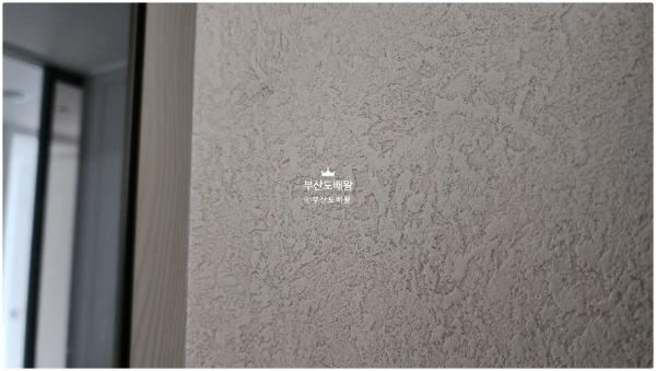 샌드베이지·오트밀 인테리어 시공 사진 · LX Z:IN 디아망 리얼 회벽/샌드 아이보리 (PR034-02)
