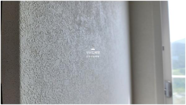 크림·아이보리 도배 인테리어 시공 사진 · LX Z:IN 디아망 회벽/크림 화이트 (PR002-12)