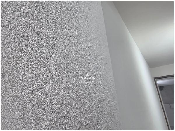 샌드베이지·오트밀 도배 인테리어 시공 사진 · 파사드월가드 샌디멘트 베이지 W2208-5