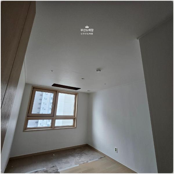 내추럴 우드 도배 인테리어 시공 사진 · LX Z:IN 베스트(베스띠) 내추럴 스타코/화이트 (82579-01)