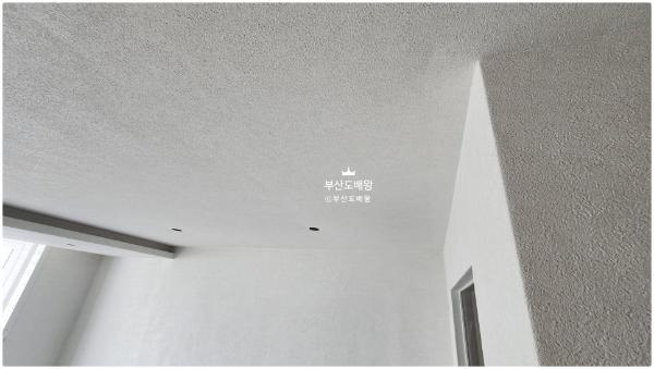 화이트 도배 인테리어 시공 사진 · LX Z:IN 디아망 회벽/화이트 (PR002-01)