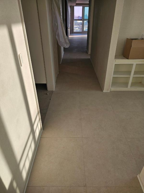 화이트 마루 인테리어 시공 사진 · 동화자연마루 진 스퀘어 이모션 블랑