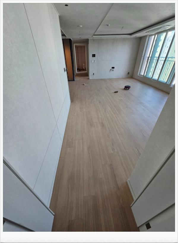 내추럴 우드 도어 인테리어 시공 사진 · 그랜드 본오크
