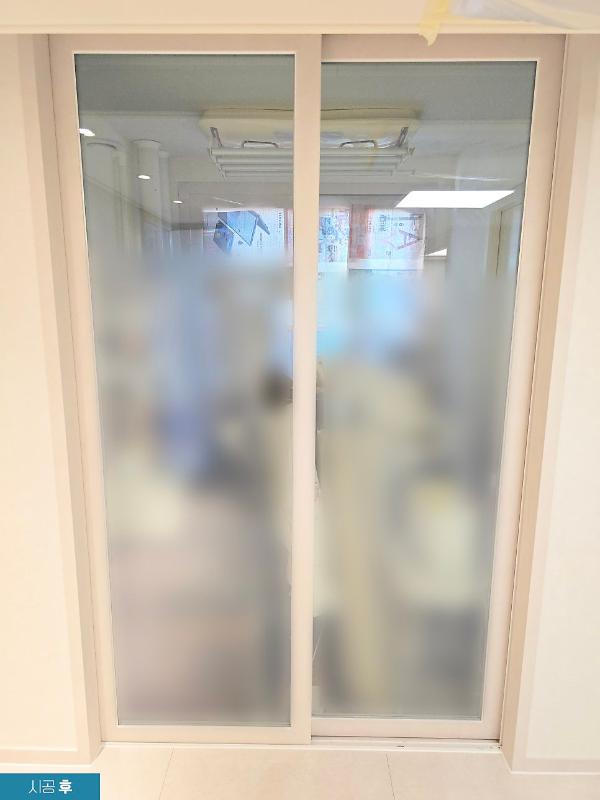 화이트 필름 인테리어 시공 사진 · 영림필름 화이트스톤 (PX451)