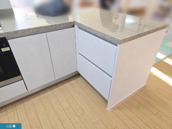 화이트 필름 인테리어 시공 사진 · 영림필름 화이트스톤 (PX451)