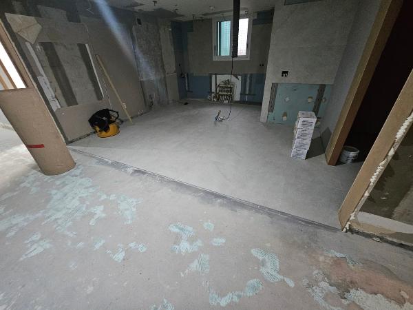 미디엄 우드 마루 인테리어 시공 사진 · 노바마루 블랙라벨 헤이즐티크