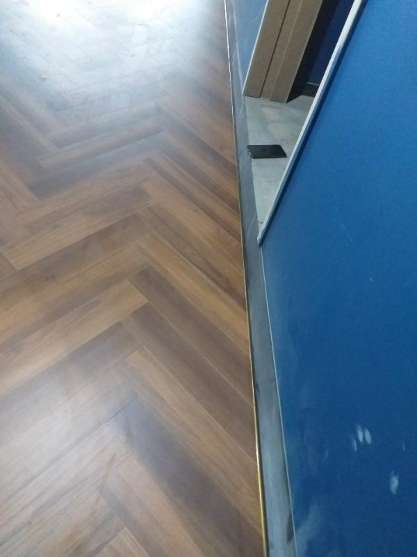 미디엄 우드 기타 인테리어 시공 사진 · 디&메종 헤링본 티크자바