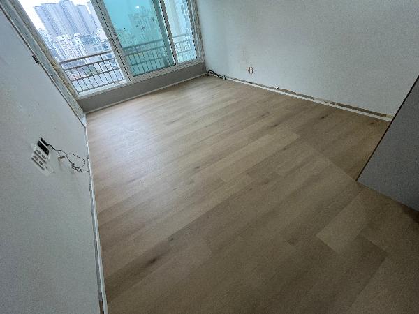 내추럴 우드 마루 인테리어 시공 사진 · 이건마루 그린165 내추럴오크