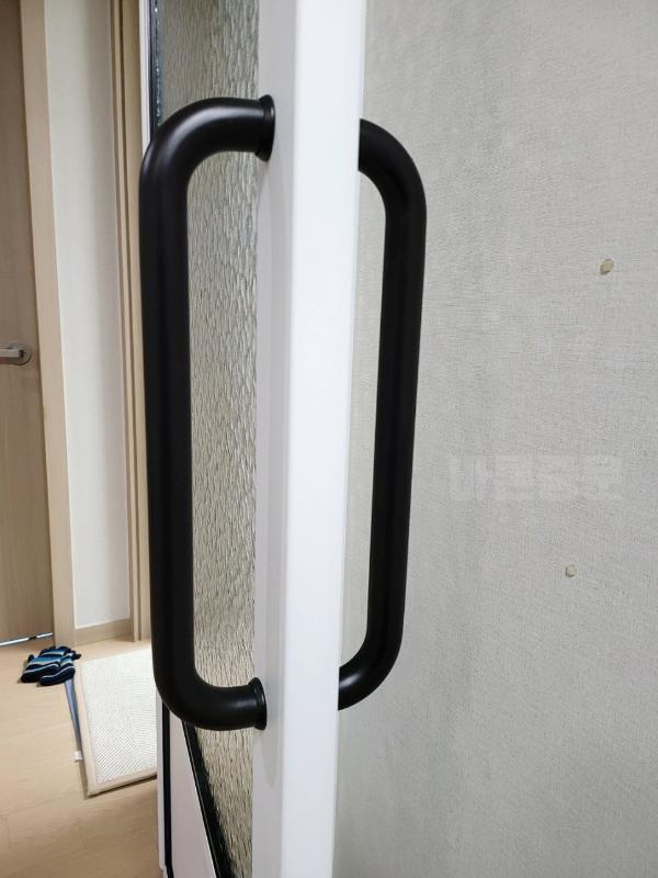 블랙 하드웨어 인테리어 시공 사진 · 무광 재질 블랙 손잡이