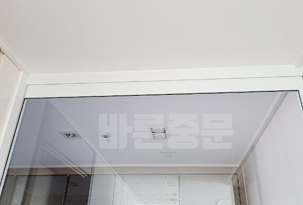 화이트 기타 인테리어 시공 사진 · 슬라이딩도어 화이트 1068X2311