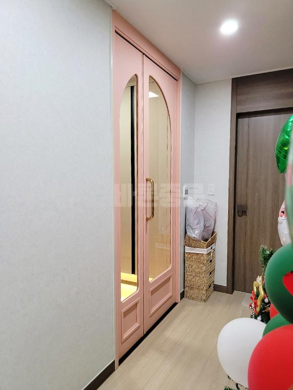 핑크·로즈 인테리어 시공 사진 · 골드유광라운드 손잡이