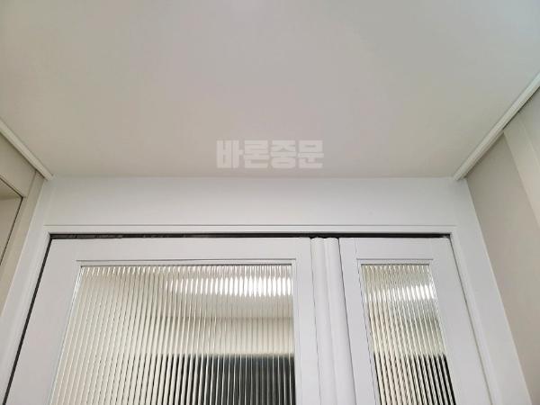 화이트 중문 인테리어 시공 사진 · 바론중문 화이트 스윙도어 1080X2295