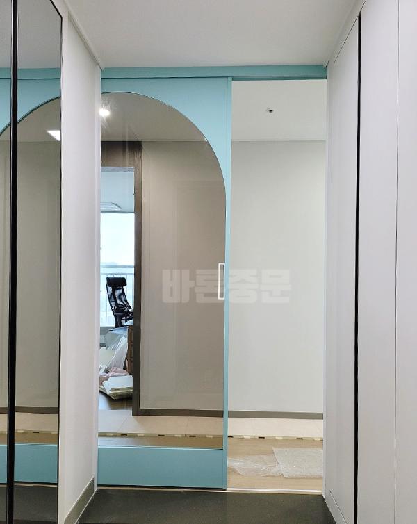 그린·세이지 중문 인테리어 시공 사진 · 바론중문 아치형 원슬라이딩도어 민트색(11번) 1235X2280