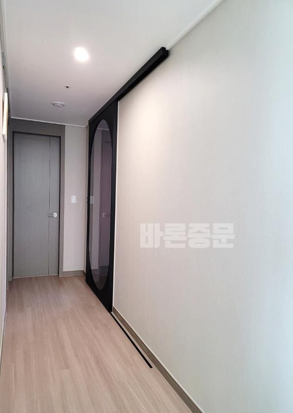 차콜·딥그레이 인테리어 시공 사진 · 브론즈 유리