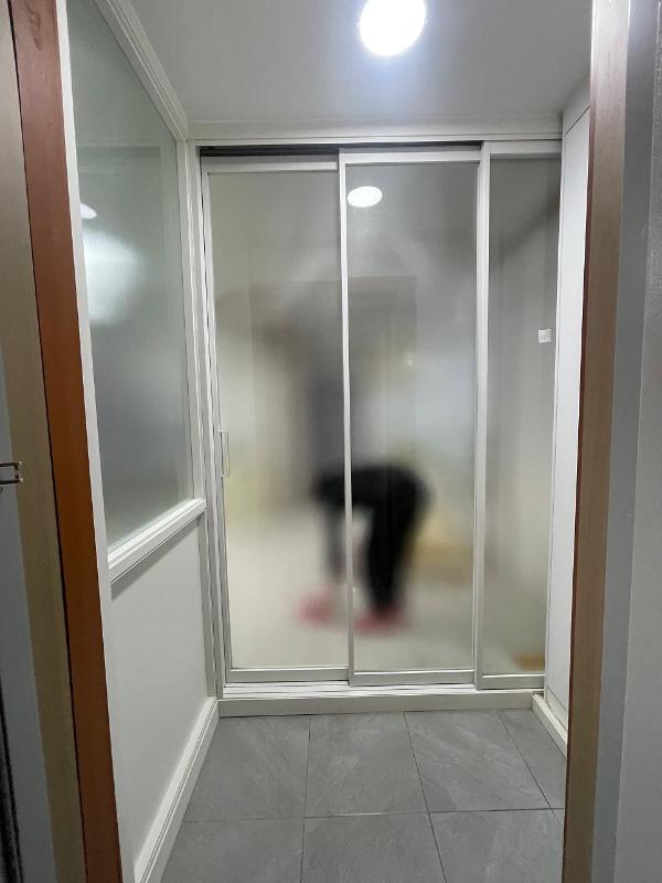 화이트 중문 인테리어 시공 사진 · 화이트 초슬림 3연동 중문
