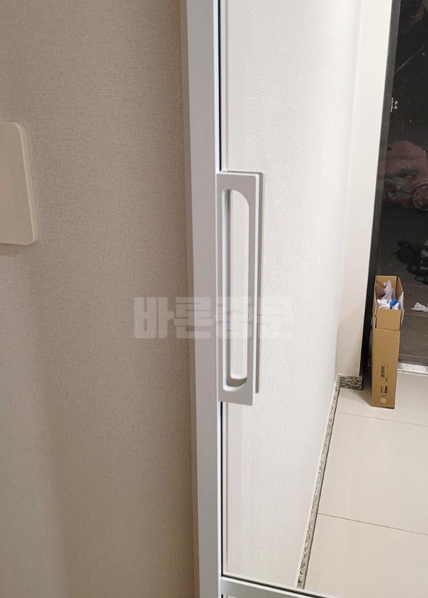 화이트 중문 인테리어 시공 사진 · 바론중문 화이트 원슬라이딩도어 1212X2305