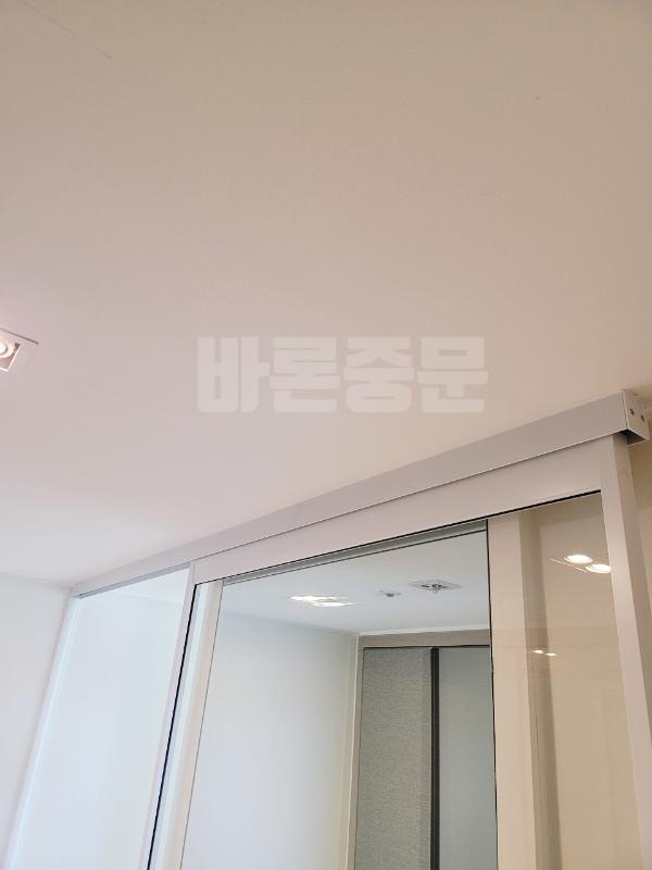 화이트 기타 인테리어 시공 사진 · 슬라이딩도어 화이트 1068X2311