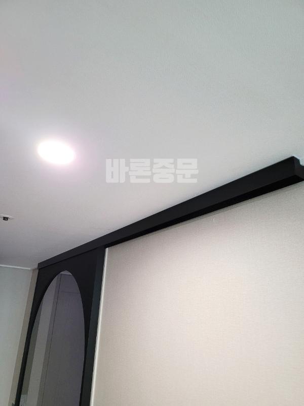 차콜·딥그레이 인테리어 시공 사진 · 브론즈 유리