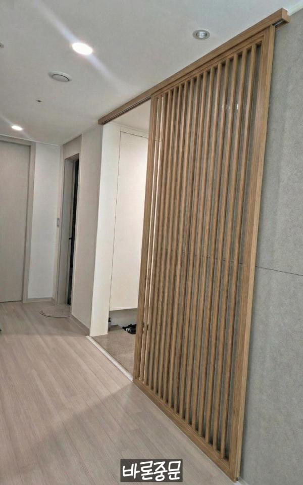 내추럴 우드 중문 인테리어 시공 사진 · 우드 컬러 간살중문