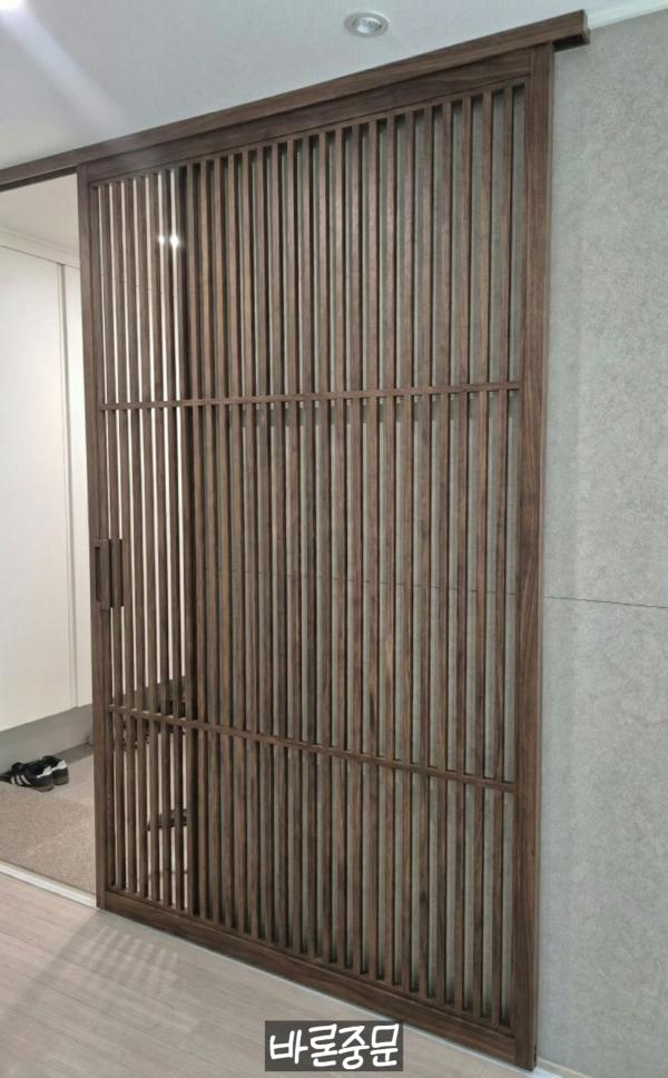 내추럴 우드 중문 인테리어 시공 사진 · 우드 컬러 간살중문