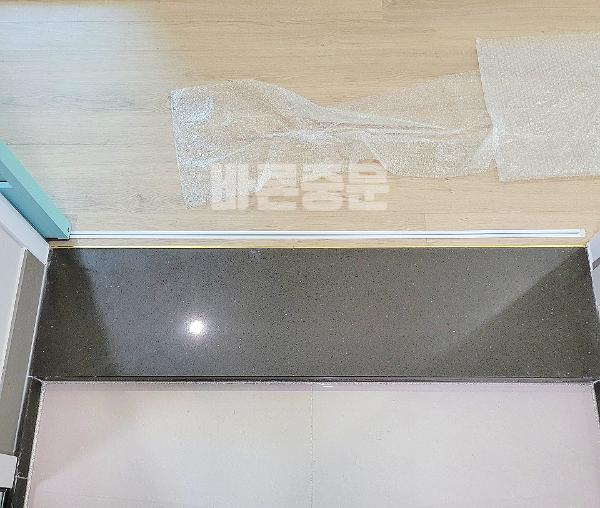 화이트 하드웨어 인테리어 시공 사진 · 화이트레일